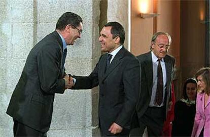 El presidente regional, Alberto Ruiz-Gallardón, estrecha la mano del candidato del PSOE al Gobierno de la Comunidad, Rafael Simancas