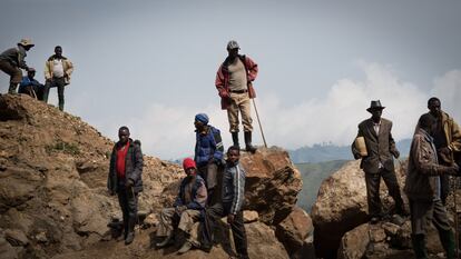 Los minerales se extraen de más de 5.000 minas esparcidas por el inestable e inaccesible este de la República Democrática del Congo. Pueden ser agujeros aislados escondidos entre la jungla, socavones abiertos en una pradera u orificios uno al lado del otro.