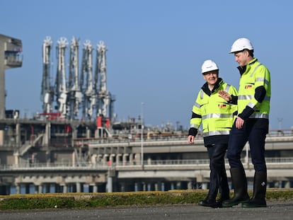 El canciller alemán, Olaf Scholz (izquierda), y el primer ministro belga, Alexander De Croo, visita la planta de gas de Fluxys SA gas terminal, en el puerto de Zeebrugge (Bélgica), la semana pasada.