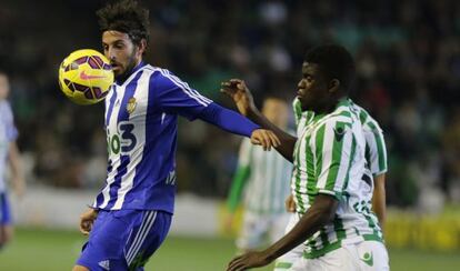 N&#039;Diaye, del Betis, pelea el bal&oacute;n con Rueda, de la Ponferradina. 