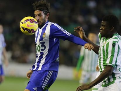 N&#039;Diaye, del Betis, pelea el bal&oacute;n con Rueda, de la Ponferradina. 