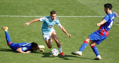 Emre Mor regatea a Damian Kadzior y Paulo Oliveira este sábado en Ipurúa en el partido entre el Eibar y el Celta.