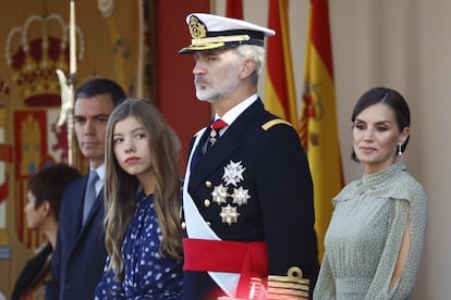 Vuelta a la normalidad en la Fiesta Nacional del 12 de octubre, en el que más de 4.000 militares recorrieron este miércoles el Paseo de la Castellana, recuperando toda la pompa previa a la pandemia de este desfile. A destacar la ausencia de Carlos Lesmes, presidente del Consejo General del Poder Judicial y del Tribunal Supremo, que este lunes presentó su renuncia; los abucheos, como es costumbre ya, a Pedro Sánchez, y la asistencia de los Reyes, que estuvieron acompañados de la infanta Sofía, dado que la Princesa de Asturias se encuentra en Gales estudiando.