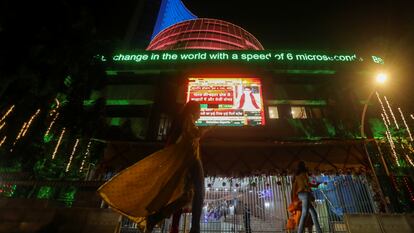 Personas caminan frente al edificio de la Bolsa de Bombay, iluminado con motivo del Diwali, el festival hindú de las luces, en una imagen de archivo.