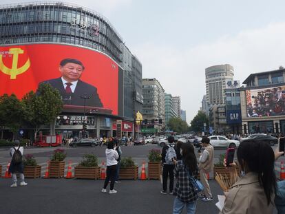 Una pantalla en las calles de Hangzhou, provincia de Zhejiang, muestra al presidente de China, Xi Jinping, este domingo.