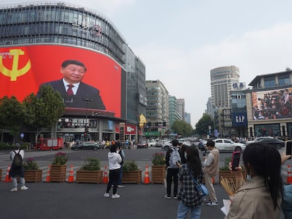 Una pantalla en las calles de Hangzhou, provincia de Zhejiang, muestra al presidente de China, Xi Jinping, este domingo.