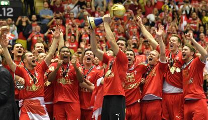 Los jugadores daneses, con el trofeo de campeones del mundo.