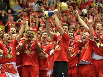Los jugadores daneses, con el trofeo de campeones del mundo.