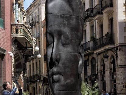 Carmela, l'escultura de Jaume Plensa davant del Palau de la Música.