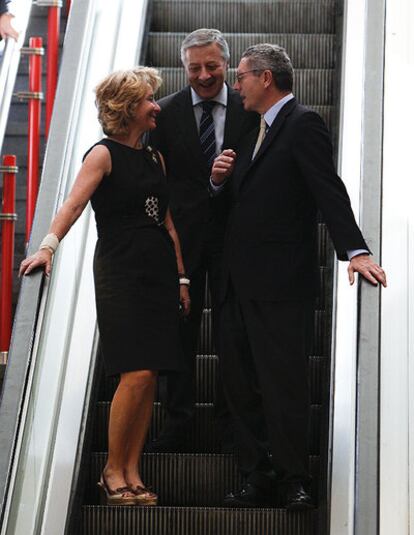 La presidenta Aguirre, ayer, con el ministro Blanco y el alcalde Gallardón.