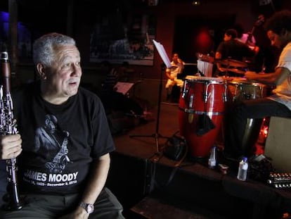 Paquito D&#039;Rivera ensayando en la sala Bogui con los m&uacute;sicos con los que actuar&aacute; en el Central hasta el pr&oacute;ximo domingo.