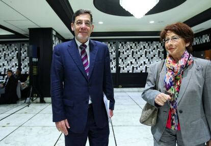 Juan Luis Ibarra y Adela Asúa, en el desayuno informativo celebrado en Bilbao.