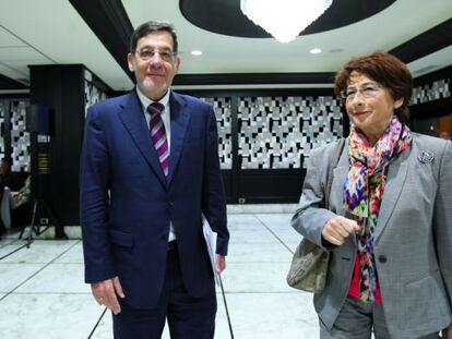 Juan Luis Ibarra y Adela Asúa, en el desayuno informativo celebrado en Bilbao.