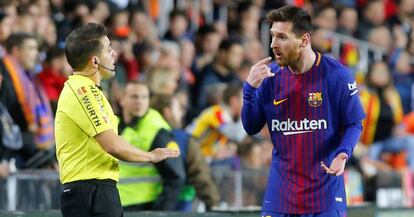 Messi protesta al linier.