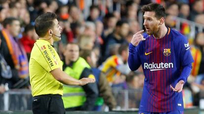 Messi protesta al linier.