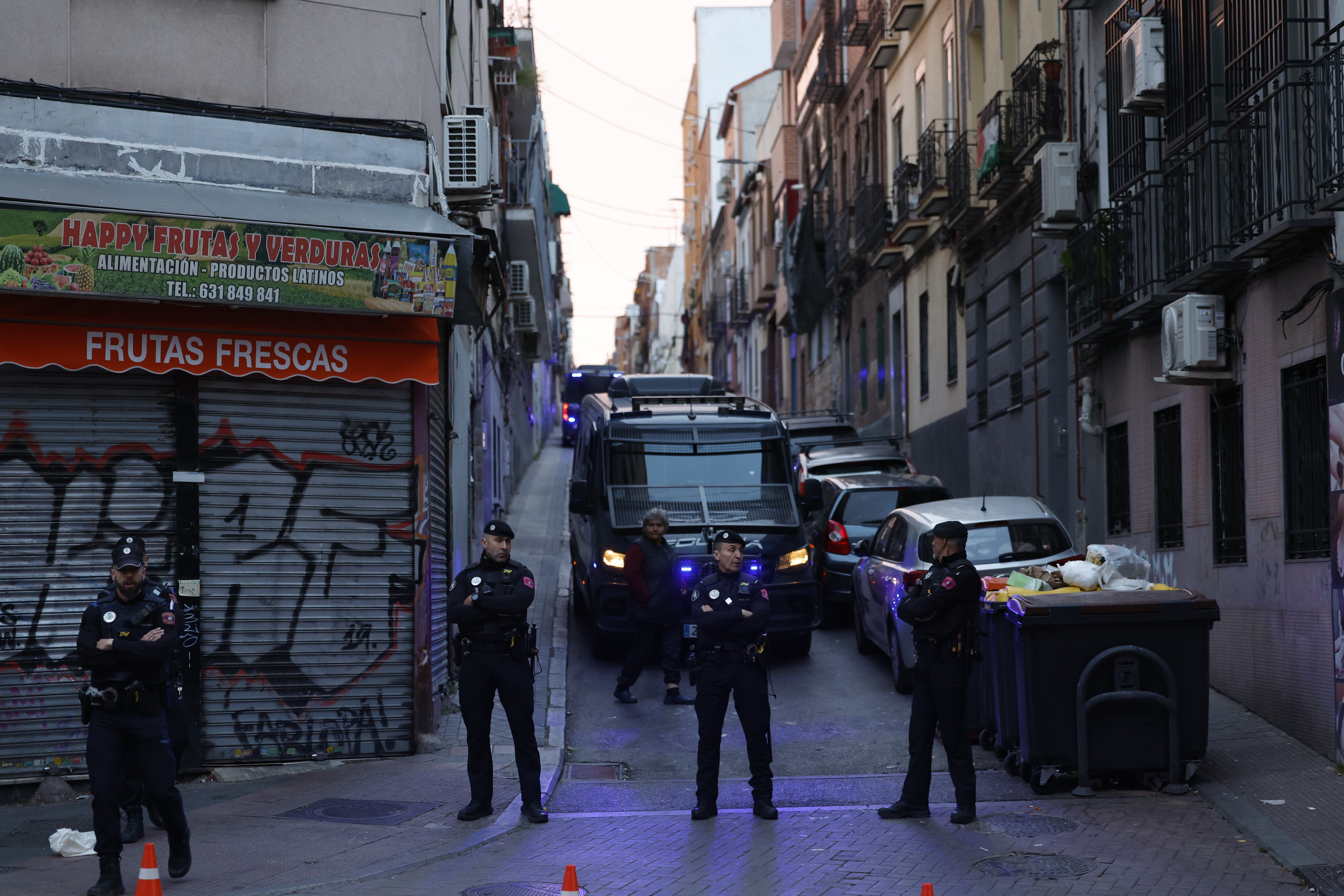Vehículos de policía en las inmediaciones del edificio.