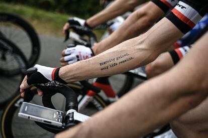 El ciclista estadounidense Chad Haga luce un tatuaje en el brazo donde se puede leer 'La eternidad ganada, solo permanece la vida' durante la séptima etapa del Tour de Francia, el 13 de julio de 2018.