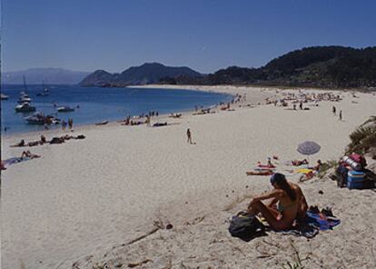 La playa de Rodas, en las islas Cíes, permite disfrutar de una de las mejores arenas de la península y cuenta con un destacable  cordón dunar.