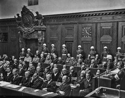 Los acusados nazis detrás de sus abogados en el Palacio de Justicia de Nuremberg, el 30 de septiembre de 1946.