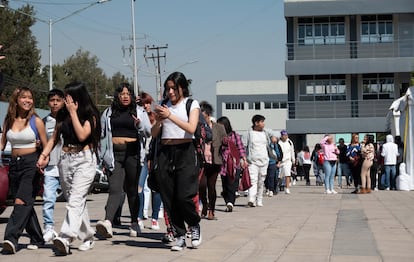 Estudiantes de educación media superior visitan un plantel de la Universidad Rosario Castellanos, en enero de 2024 en Ciudad de México.