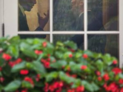 El presidente Barack Obama (i) habla con un hombre sin identificar (d) en el despacho Oval antes de abanadonar la Casa Blanca para dirigirse a un acto de campaña en Norfolk, Virgina.