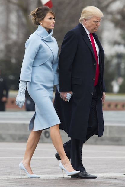 Melania Trump y su esposo durante la investidura presidencial, el 20 de enero. La primera dama escogió un conjunto de falda y chaqueta de color azul celeste firmado por Ralph Lauren.