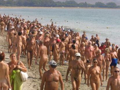 Marcha nudista en Vera para reivindicar una playa sin barreras, en 2003.