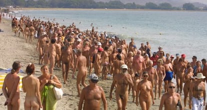 Marcha nudista en Vera para reivindicar una playa sin barreras, en 2003.