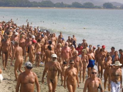 Marcha nudista en Vera para reivindicar una playa sin barreras, en 2003.