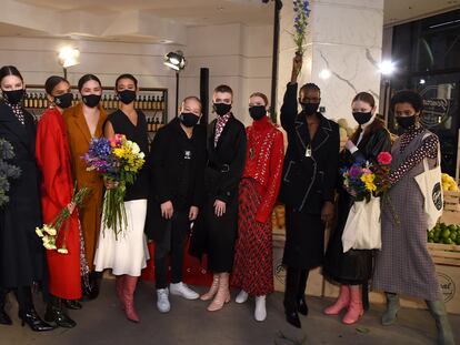 Jason Wu posa con algunas de las modelos tras su desfile, celebrado en Nueva York el 14 de febrero de 2021.