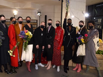 Jason Wu posa con algunas de las modelos tras su desfile, celebrado en Nueva York el 14 de febrero de 2021.
