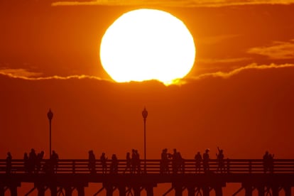 El sol visto entre las nubes a lo largo del muelle en Oceanside, California (EE UU), el 5 de julio de 2018.