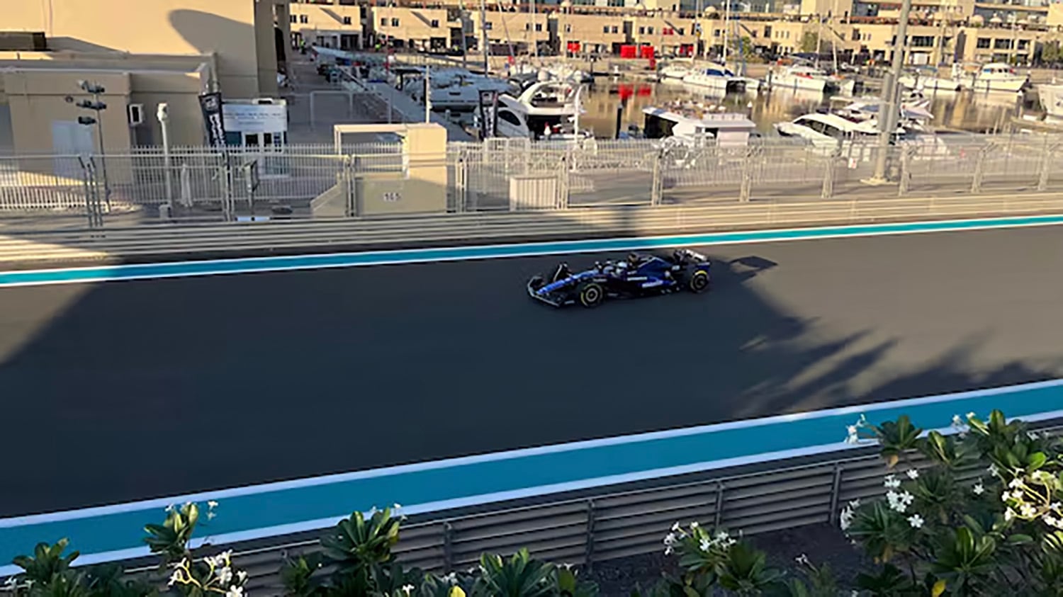 Carlos Sainz ya prueba el Williams en Abu Dabi