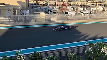 Carlos Sainz con el FW-46 en Abu Dhabi este lunes.