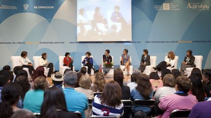 Reunión de 'juanas': (de izquierda a derecha) Inés Fernández, Ana García, Tununa Mercado, Margo Glantz, Edmundo Paz, Cristina Rivera, Silvia Molina, Gioconda Belli y Claudia Piñeiro.
