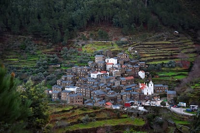 En la panorámica de la aldea de Piódão, ubicada en la sierra de Açor, resalta la silueta blanca de su iglesia.