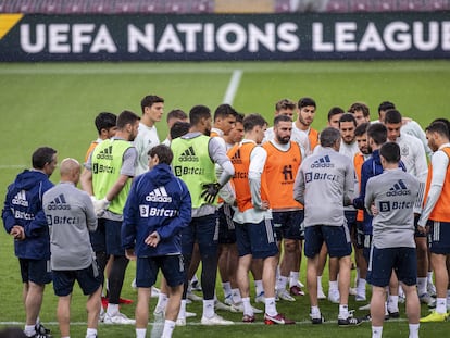Luis Enrique da instrucciones a los internacionales españoles en el entrenamiento previo al duelo de esta noche en Ginebra, ante Suiza, correspondiente a la tercera jornada de la Liga de las Naciones.