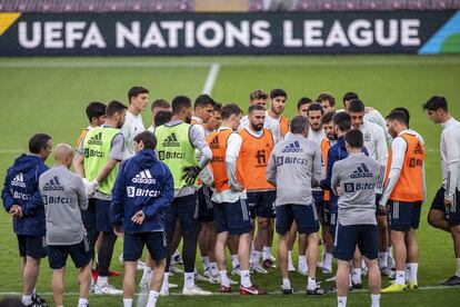 Luis Enrique da instrucciones a los internacionales españoles en el entrenamiento previo al duelo de esta noche en Ginebra, ante Suiza, correspondiente a la tercera jornada de la Liga de las Naciones.