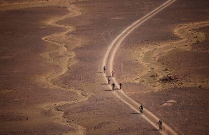 Los ciclistas montan sus bicicletas durante la sexta etapa entre Merzouga y Maadid, el 4 de mayo de 2018.