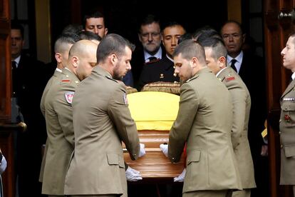 Salida del Congreso del féretro de Adolfo Suárez, portado por militares ante la mirada atenta del presidente Mariano Rajoy.