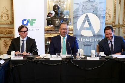 Los representantes del CAF-Banco de Desarrollo de América Latina Christian Gonzalo Asinelli, vicepresidente Corporativo de Programación Estratégica; Sergio Díaz-Granados, presidente; y Andrés Zamora, director de Comunicación Estratégica, esta mañana en Madrid.