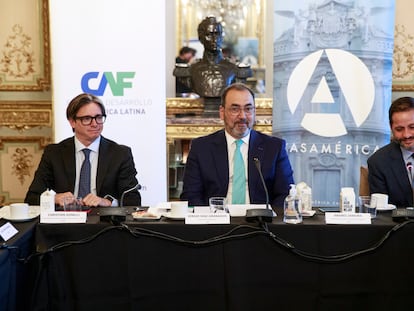 Los representantes del CAF-Banco de Desarrollo de América Latina Christian Gonzalo Asinelli, vicepresidente Corporativo de Programación Estratégica; Sergio Díaz-Granados, presidente; y Andrés Zamora, director de Comunicación Estratégica, esta mañana en Madrid.