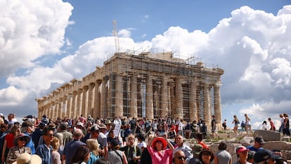 Grupos de turistas recorren el Partenón en Atenas, en una imagen de marzo de 2024.