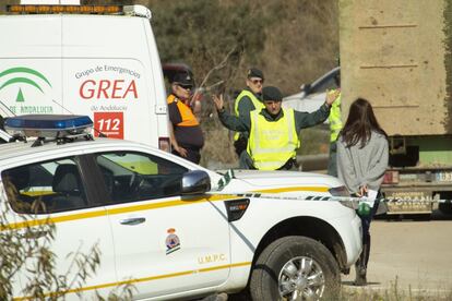 Un miembro de la Guardia Civil echa a una periodista de la zona de acceso a la finca donde se encuentra el pozo en el que cayó el pequeño Julen, en la localidad de Totalán, el 16 de enero de 2019.