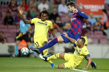 Gerard Piqué rechaza un balón entre el centrocampista Santi Cazorla y el delantero nigeriano Samuel Chukwueze.