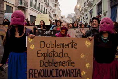 “Fue el esposo, fue el patrón, fue el Estado, asesino y represor”. En otro de los cánticos proferidos durante la manifestación, las mujeres mostraron su rechazo al papel del Estado en la lucha contra la violencia machista y los feminicidios en Ecuador.