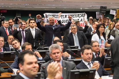 Deputado Major Olimpio (PDT), de braços alçados, comemora.