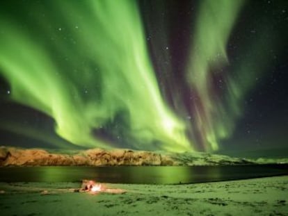 De la canadiense Yellowknife, la remota capital de los Territorios del Noroeste, a los fiordos noruegos y la Laponia finlandesa, una ruta bajo mágicas luces danzantes por el Círculo Polar Ártico