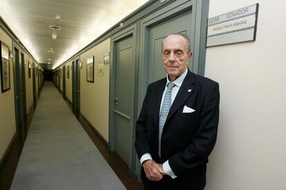 Manuel Fraga, fotografiado el miércoles ante la puerta de su despacho en el Senado.