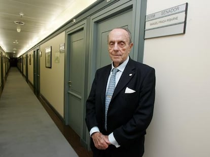 Manuel Fraga, fotografiado el miércoles ante la puerta de su despacho en el Senado.